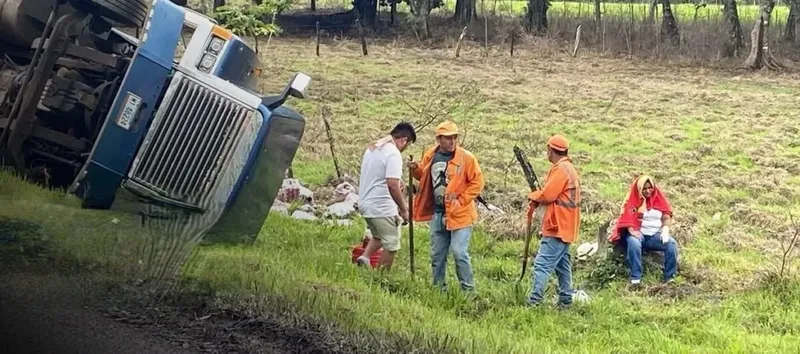 Chofer y mujer lesionados tras volcar rastra de Big Cola en Boaco