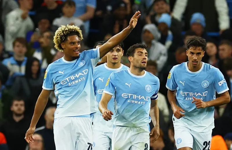Con 17 años debuta con el Manchester City y anota doblete
