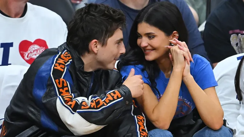 Kylie Jenner y Timothée Chalamet derrochan romance al celebrar el triunfo de los New York Knicks