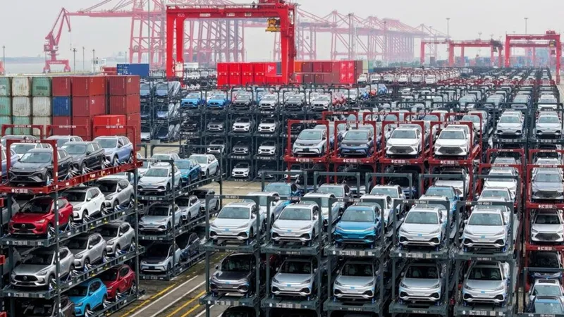 Cientos de barcos cargados de coches viajan a Europa, pero vuelven vacíos: China importa cada vez menos, un 11% menos en 6 meses