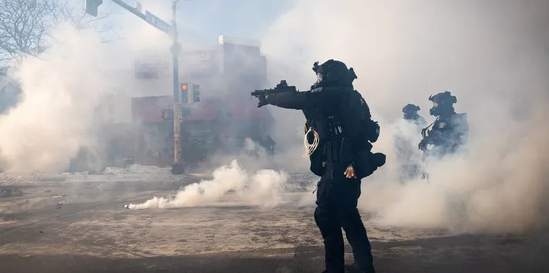 Gas lacrimógeno y choques marcan intensas protestas contra el ICE