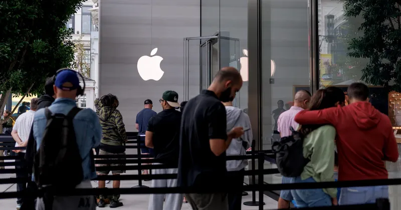 Apple prevé lanzar AirPods con cámara junto a un iPhone plegable en 2027