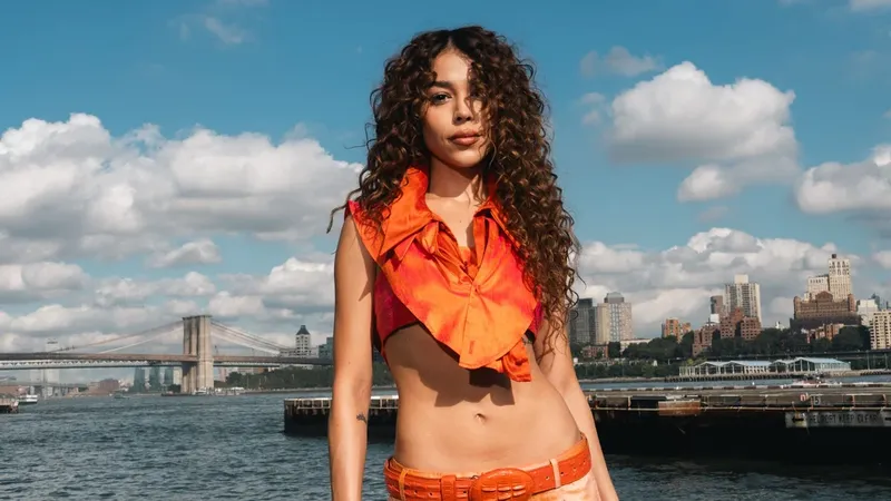 Danna sorprende con los pantalones jogger más elegantes (y originales) para otoño 2026