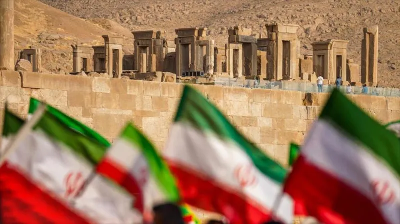 Multitud de iraníes se alza en Persépolis en defensa de su civilización