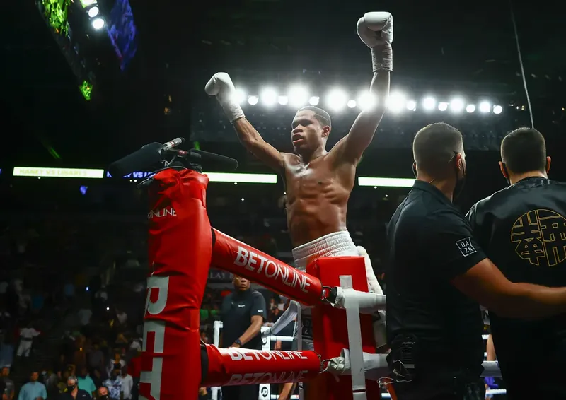 Devin Haney llama cobarde a Shakur Stevenson por no aceptar la pelea