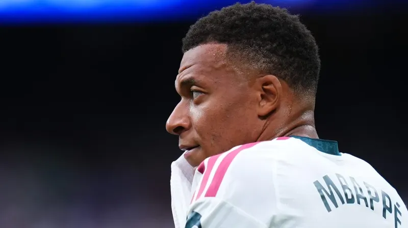 Kylian Mbappé emuló a Cristiano Ronaldo al apartar de su mesa una bebida energética
