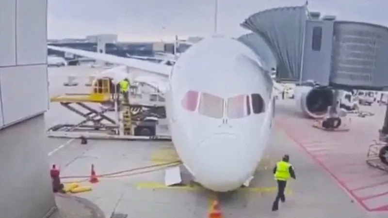 VIDEO: Un Boeing cae de panza en un aeropuerto