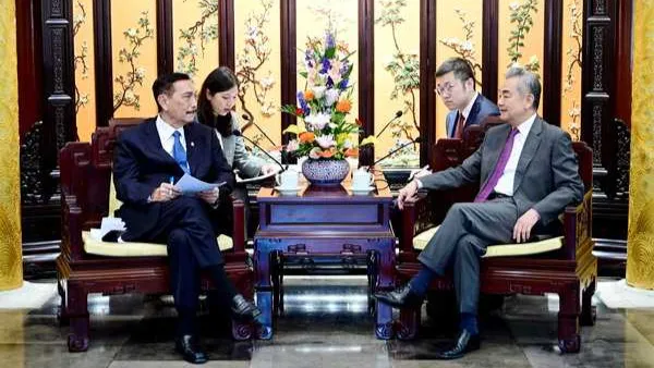 El canciller chino, Wang Yi, se reúne con el presidente del Consejo Económico Nacional de Indonesia
