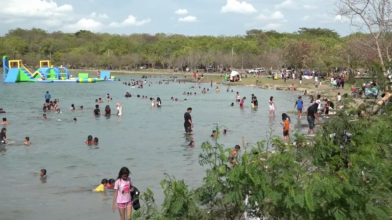 Managuas salen de la rutina y sofocan el calor en la refrescante Xiloa