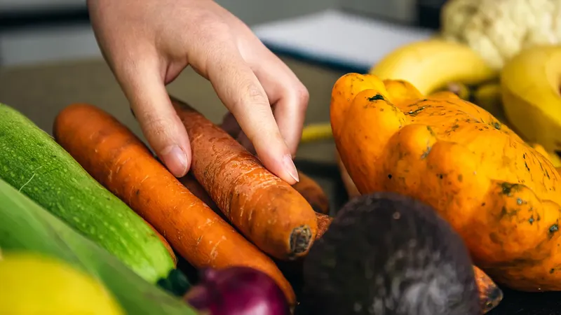 Alerta por Cyclospora en frutas y verduras: el insólito parásito veraniego que destroza tu intestino y provoca fiebre y diarrea