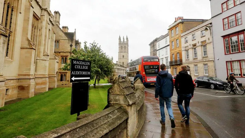 Universidades británicas podrían verse orilladas a realizar recortes para estudiantes de bajos recursos
