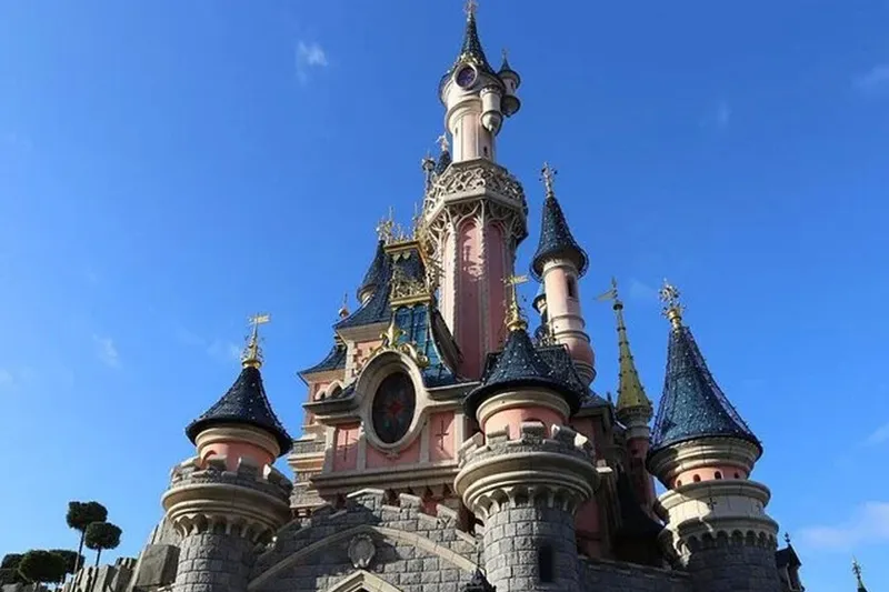 Está decidido: Disneyland París cierra su atracción con más colas