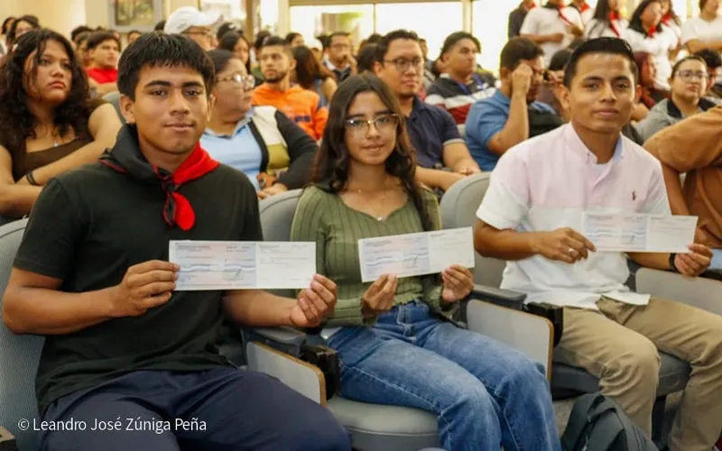 Inicia la entrega de 30 mil becas universitarias Pueblo Presidente