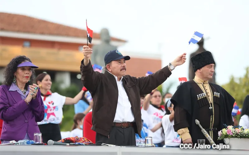 Copresidentes encabezan el acto por el 47 aniversario de la Revolución