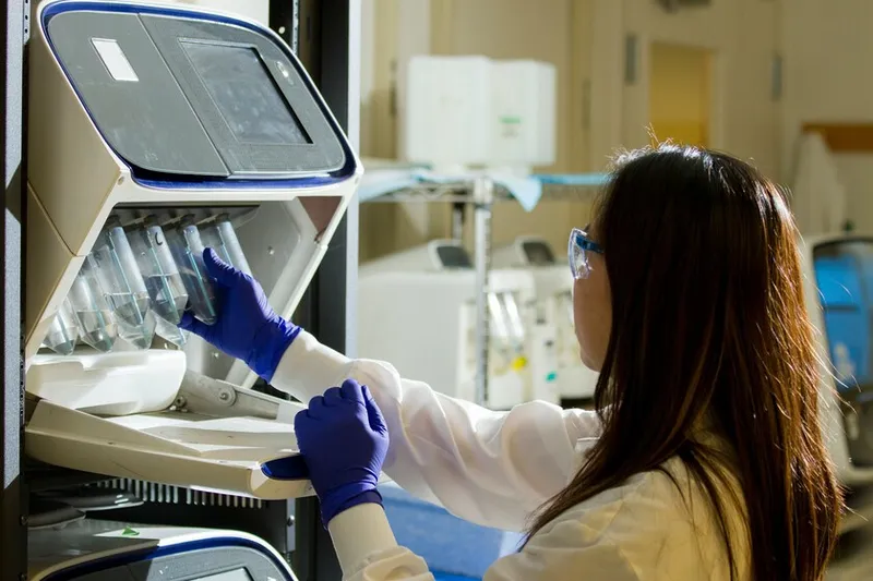 China está viviendo su "momento DeepSeek" en tecnología sanitaria: así quiere convertirse en una potencia mundial de la salud