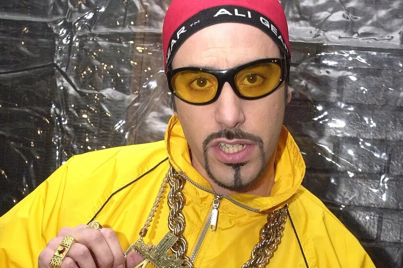 Ya es oficial. Sacha Baron Cohen presenta una nueva película sorpresa de Ali G, el personaje que lo lanzó a la fama
