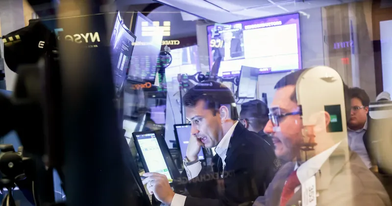 Wall Street cae con los rendimientos de los bonos en máximos de 2007 y el petróleo al alza