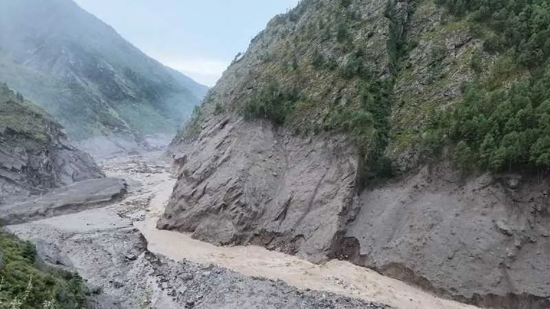 Equipos de rescate corren contra el tiempo para encontrar sobrevivientes en la región autónoma de Xizang