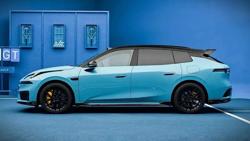 530 CV y 1.422 km de autonomía por 21.500 €: el nuevo híbrido de Lynk & Co pone en aprietos a todo el mundo