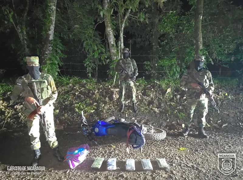 Ejército incauta 5.7 kilos de cocaína y motocicleta en Nueva Guinea