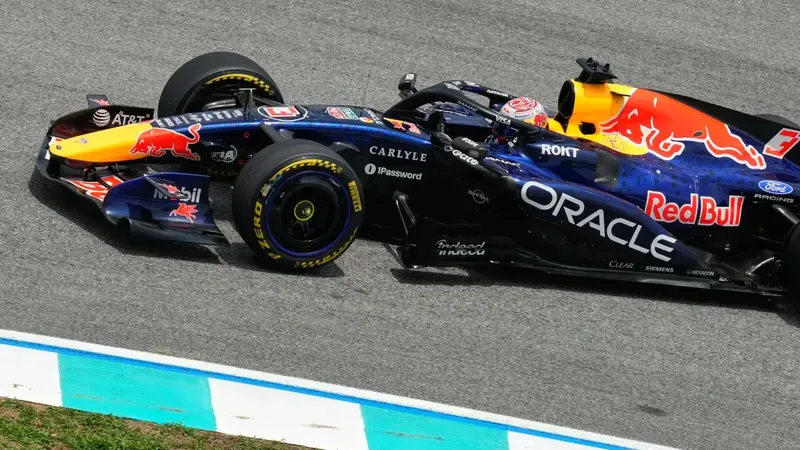 Versappen vuelve a tener alas: primera pole del año; Alonso y Sainz lo bordan