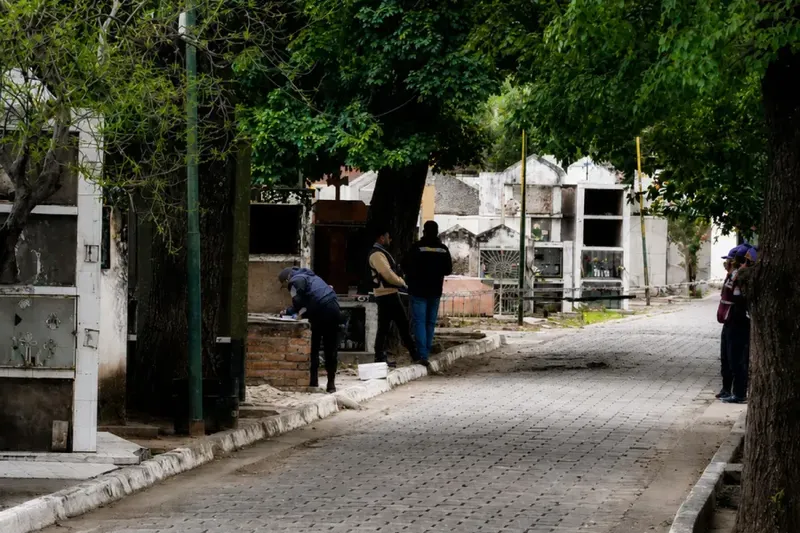 Hallan el cuerpo de un bebé con signos de desmembramiento en un cementerio en Argentina