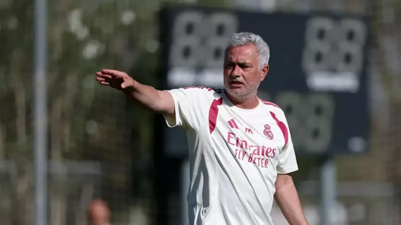 Esta es la alineación de Mourinho en su estreno como entrenador del Real Madrid