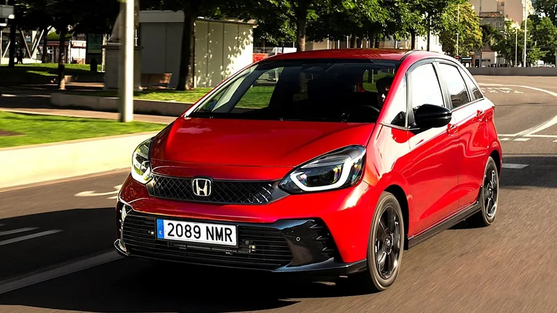 4,6 L/100 km para este híbrido incomprendido: conducimos el Honda Jazz, un modelo único 25 años después