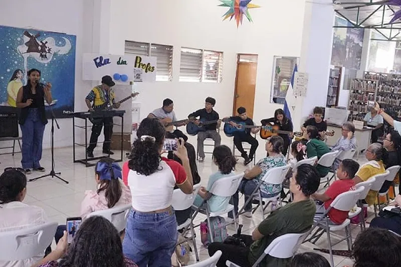 Estudiantes celebran el Día del Maestro en el Centro Salomón de la Selva
