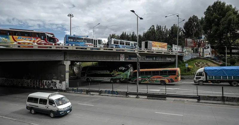 Bolivia sube el precio del diésel a grandes consumidores para mitigar la crisis de abastecimiento