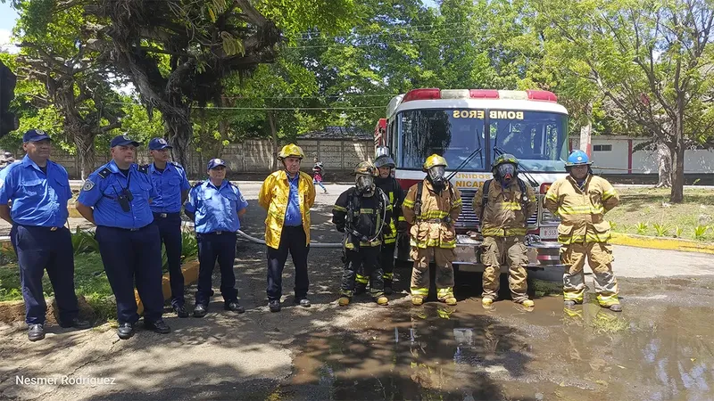 Bomberos Unidos de Nicaragua mejoran respuesta ante incendios con práctica de rescate en vivienda