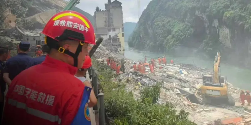 China vive horas de angustia tras deslizamiento que sepultó edificios residenciales