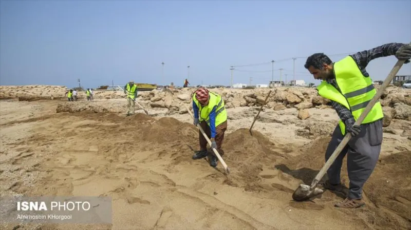 Voluntarios en Qeshm limpian áreas contaminadas por agresión extranjera