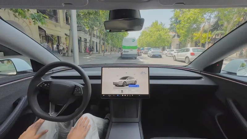 Tras 10 años esperándolo, Tesla retrasa (otra vez) su sistema de conducción autónoma y deja claro dónde podrá usarse