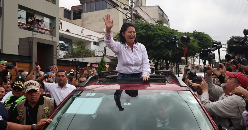 Keiko Fujimori, a punto de convertirse en presidenta de Perú, según avance del escrutinio