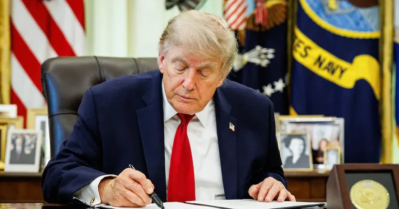 Trump amplía el uso de su poder de clemencia e indulta a empresas, imitando a un rey del siglo XVII