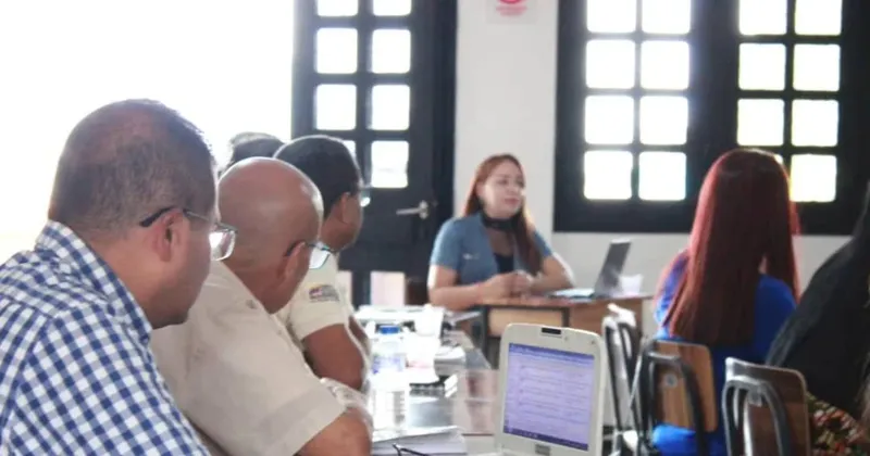 Venezuela abre inscripción a formación docente de la UNEM mientras Patria paga US$47 a maestros