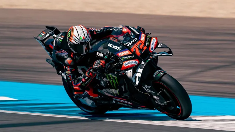Bezzecchi pulveriza el récord de Silverstone y deja a Marc Márquez a siete décimas