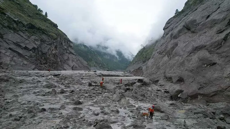 Al menos 16 muertos y 546 desaparecidos en un puerto fronterizo en Xizang