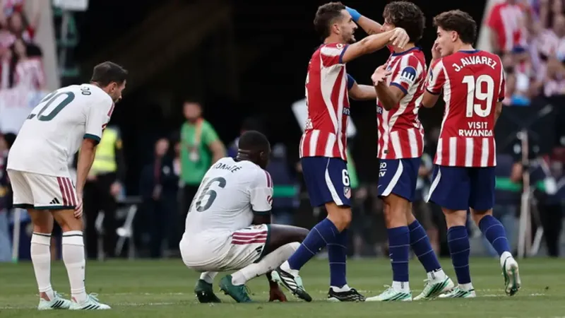 Competición advierte al Real Madrid y sanciona con un partido a Huijsen
