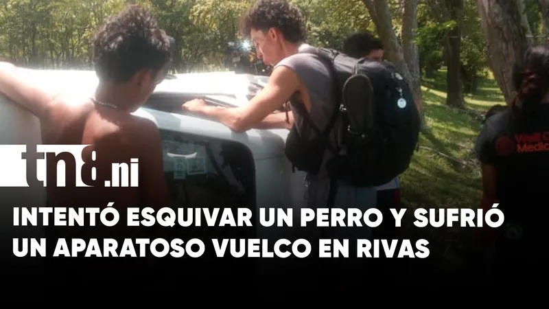 Por esquivar un perro, mexicano quedó volcado a orillas de la carretera en Rivas