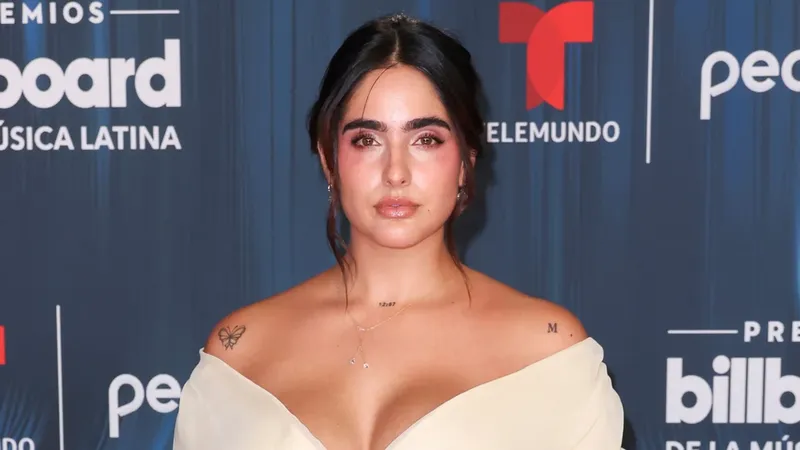 Isabella Ladera hace su regreso a las alfombras a tres meses de recibir a su hijo, Koa