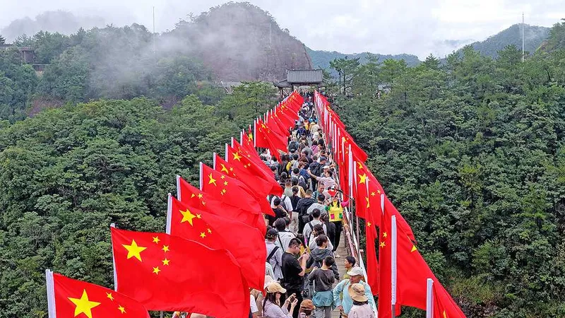Celebraciones tradicionales y exhibiciones culturales atraen multitudes en vacaciones por Día Nacional de China