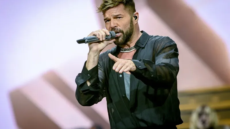 Momentos de tensión: lanzan gas lacrimógeno a Ricky Martin en pleno concierto en Montenegro