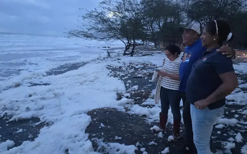 La espuma marina observada en Playa Amarillo, Rivas, corresponde a un fenómeno natural
