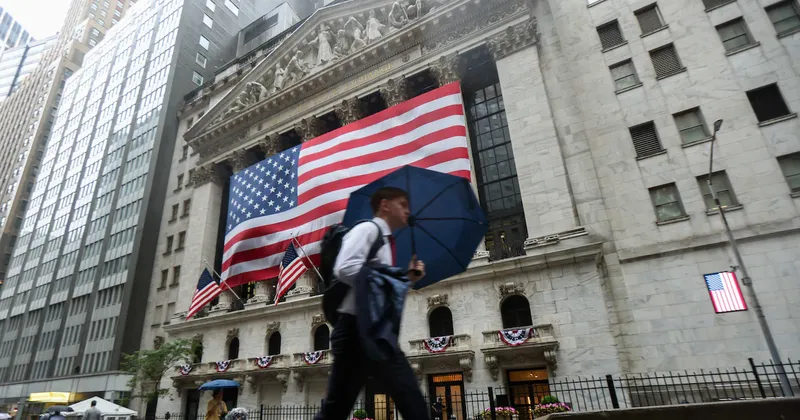 Petróleo sube y presiona a futuros de Wall Street, que permanece cerrado por feriado