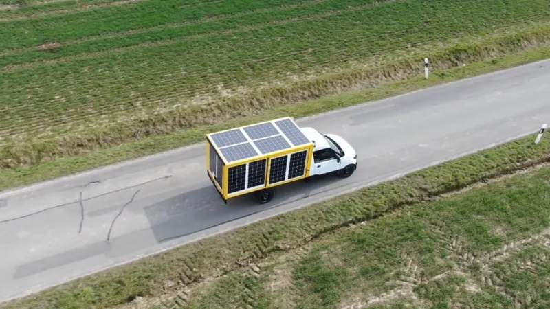 Una furgoneta solar ganó un 30% de autonomía durante cuatro meses: el resultado es prometedor, pero tiene truco