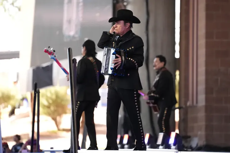 Críticas en redes obligan a NPR a explicar edición de video sobre migrantes de Los Tigres del Norte