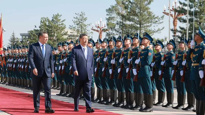 Xi Jinping asiste a ceremonia de bienvenida organizada por presidente kirguís