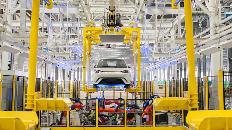 Un año más tarde de lo esperado: Stella Li confirma que BYD pronto empezará a fabricar coches en Europa